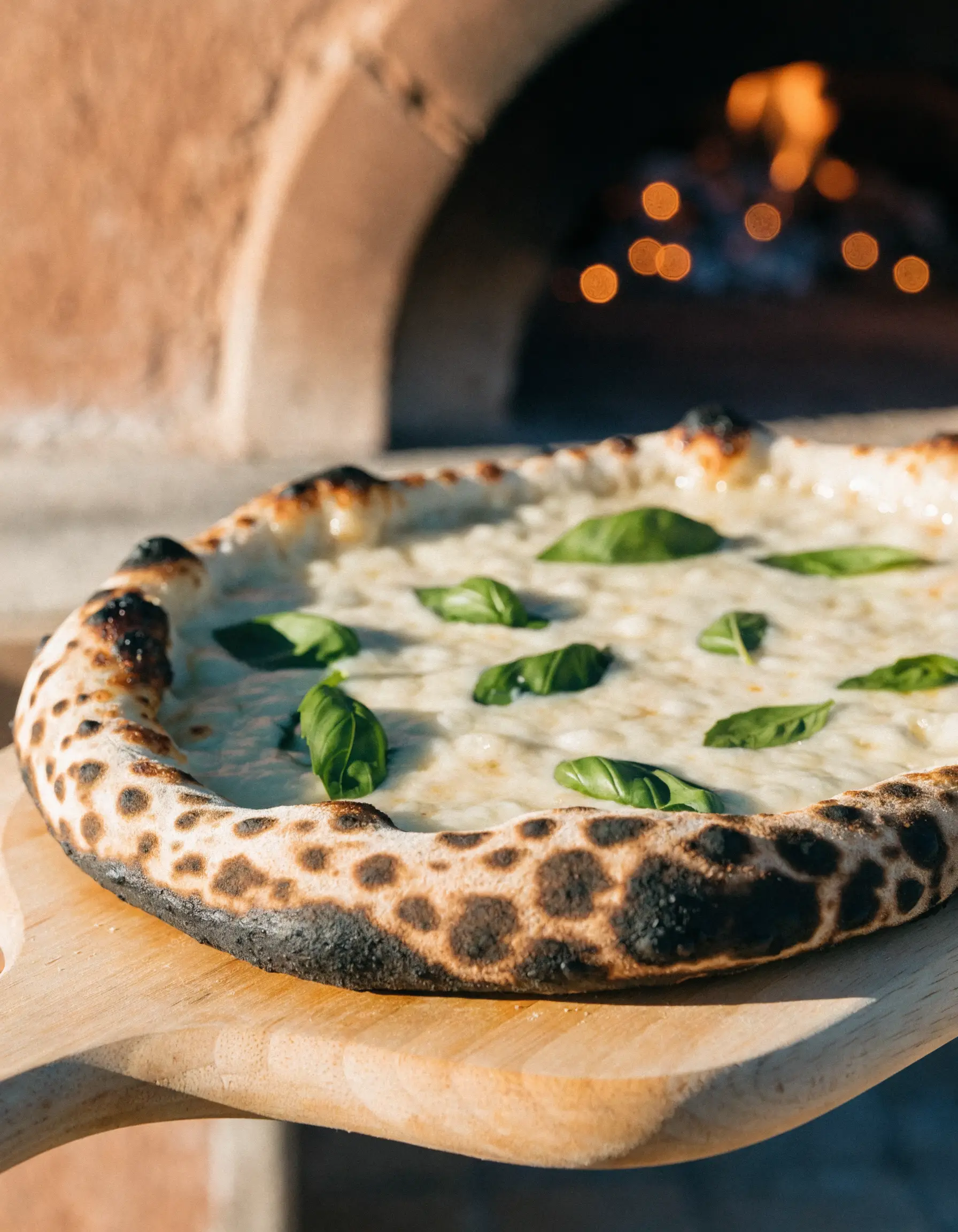 Pizza appena sfornata dal forno a legna della Pizzeria La Ruota da Luciano a Vico del Gargano